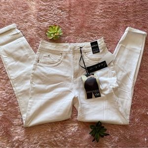 YMI HIGH WAISTED SKINNY JEANS 🐚